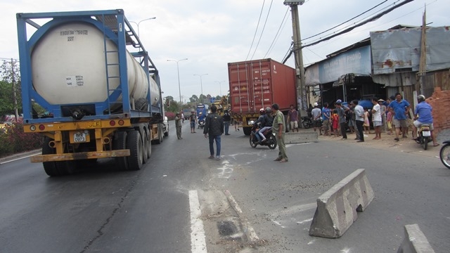 Thành phố Hồ Chí Minh Xe kéo ủi sập 3 nhà dân, 10 người thoát chết
